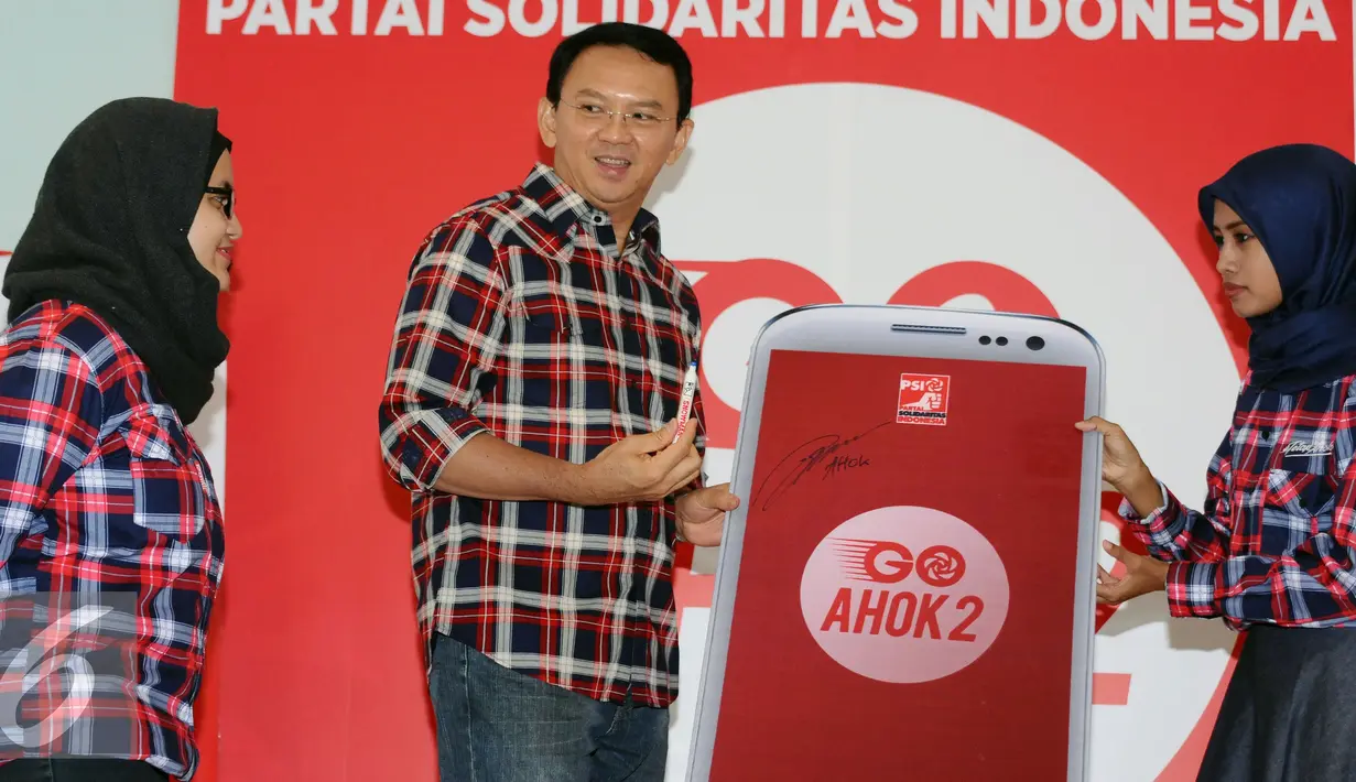  Calon Gubernur DKI Basuki Tjahaja Purnama (tengah) usai menandatangani replika aplikasi Go Ahok2 saat diluncurkan di Jakarta, Senin (28/11). Aplikasi ini untuk memudahkan arus informasi Cagub dan Cawagub Ahok-Djarot. (Liputan6.com/Helmi Fithriansyah)
