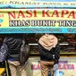 Suasana warung nasi kapau di kawasan Senen, Jakarta Pusat, Senin (19/10/2020). Pelonggaran pembatasan sosial berskala besar (PSBB) kembali ke fase transisi disambut baik oleh para pelaku usaha kuliner karena pengunjung dapat kembali bersantap di tempat. (Liputan6.com/Faizal Fanani)