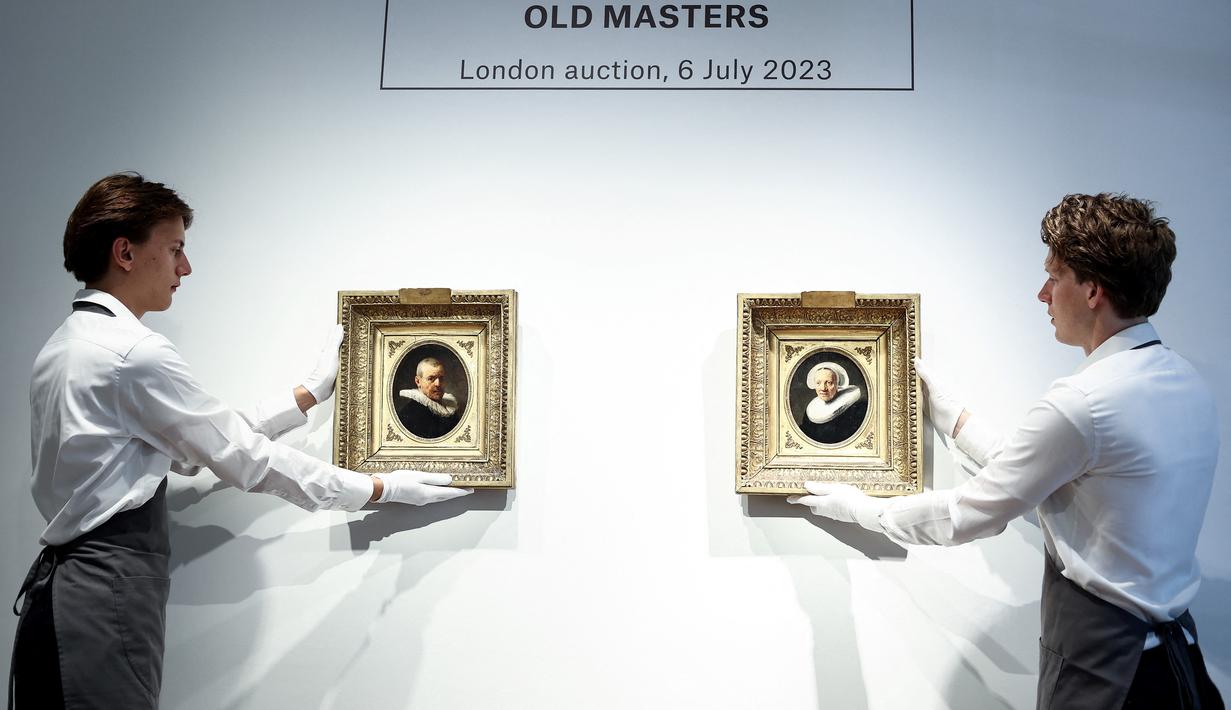 Kini, sepasang potret Rembrandt terakhir yang masih berada di tangan pribadi ini diperkirakan akan terjual dengan harga antara £5 juta hingga £8 juta (sekitar Rp 95 miliar hingga Rp 153 miliar) saat dilelang di Christie's, London, bulan depan. (Kenzo TRIBOUILLARD / AFP)