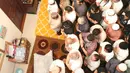 Terlihat dari atas, beberapa orang ikut mensholatkan Sys NS dikediamannya sebelum dimakamkan hari ini. (Nurwahyunan/Bintang.com)