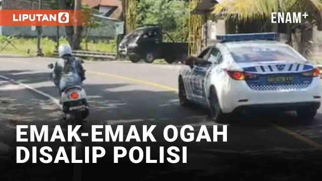 Aksi nekat emak-emak bermotor kembali terjadi, kali ini terekam di Lombok, NTB. Emak-emak itu terekam tak mau mengalah saat mobil polisi pengawal rombongan Dishub hendak melintas. Rombongan tengah memantau kesiapan jelang WSBK 2022 Indonesia di Sirku...