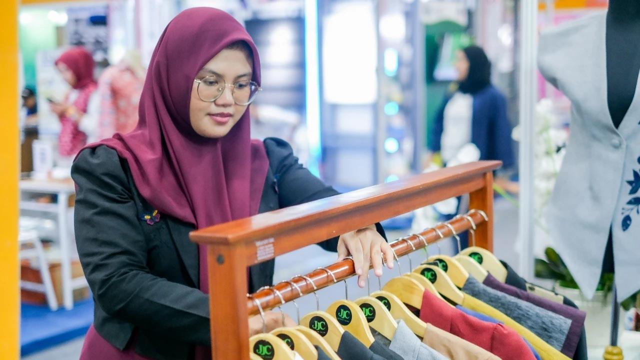 LinkUMKM BRI Dorong Pengusaha Perempuan Naik Kelas, JJC Rumah Jahit Berhasil Kembangkan Fesyen Wastra Eksklusif