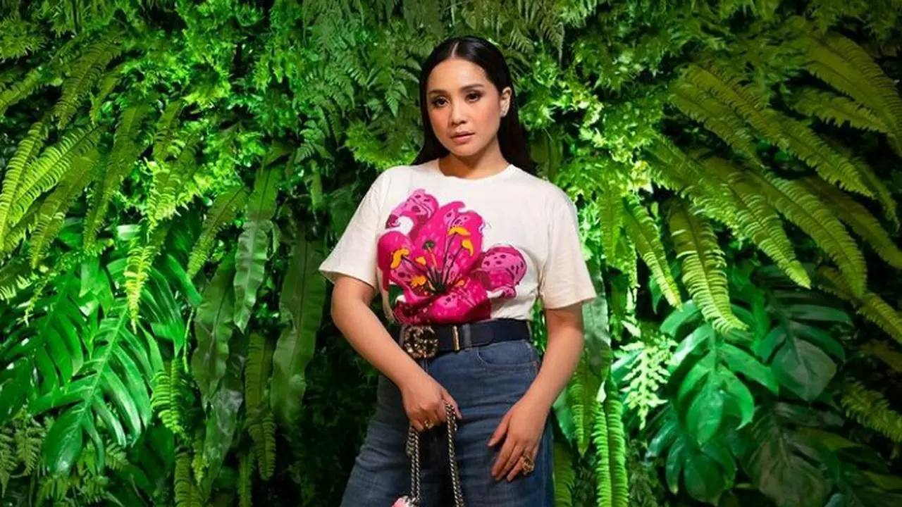 Gaya Nagita Slavina Pangku Tote Bag Seharga Rp12 Juta, Netizen: Serasa Tas Kresek