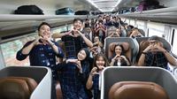 Nirina Zubir dan sejumlah influencer menjadi peserta Traveling by Train yang digelar PT KAI untuk mempromosikan destinasi wisata dan produk layanan kereta. (dok. PT KAI)