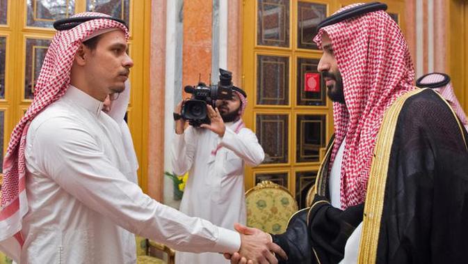 Putra Mahkota Mohammed bin Salman menemui anggota keluarga dari mendiang jurnalis Jamal Khashoggi di Istana Kerajaan Saudi di Riyadh, Selasa (23/10). Dalam pertemuan, keluarga Khasoggi diwakili sang putra, Salah dan saudaranya, Sahel. (Handout/SPA/AFP