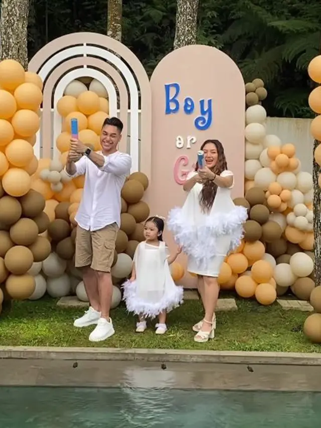 6 Potret Siti Badriah Umumkan Jenis Kelamin Anak Kedua di Gender Reveal