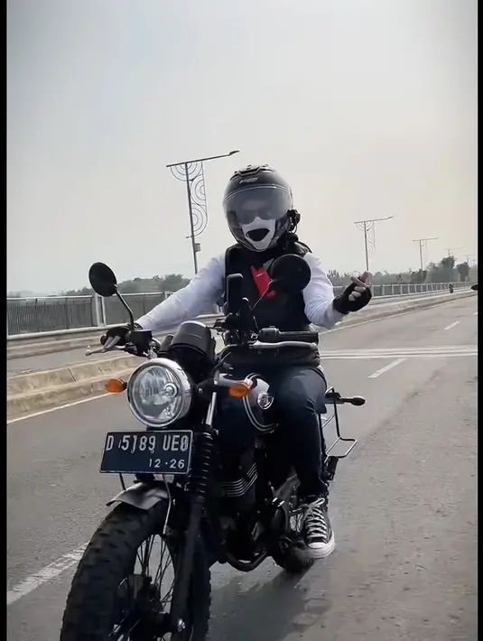 Melalui akun instagramnya, Sonya membagikan momen hari terakhir sebagai istri pejabat. Dalam video tersebut, istri Hengky Kurniawan itu naik motor untuk mengunjungi sebuah SMA. [Instagram/sonyafatmala]