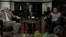 Ketua MPR Zulkifli Hasan (kanan) menerima Duta Besar Australia Paul Grigson (kiri) di ruangan ketua MPR, Jakarta (26/3/2015). Kunjungan Dubes Australia dalam rangka perkenalan Duta Besar yang baru. (Liputan6.com/Andrian M Tunay)