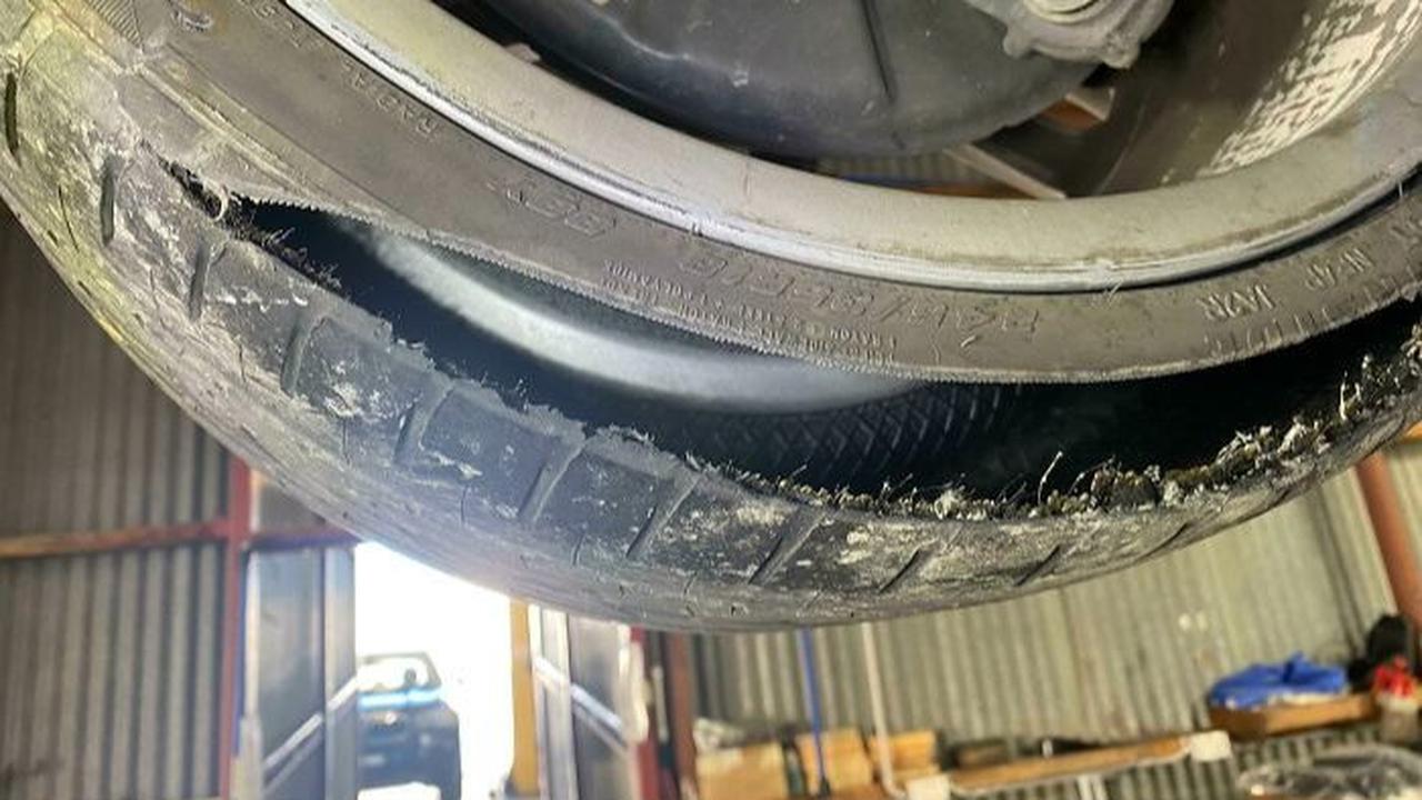 Roda mobil mengalami sobek.