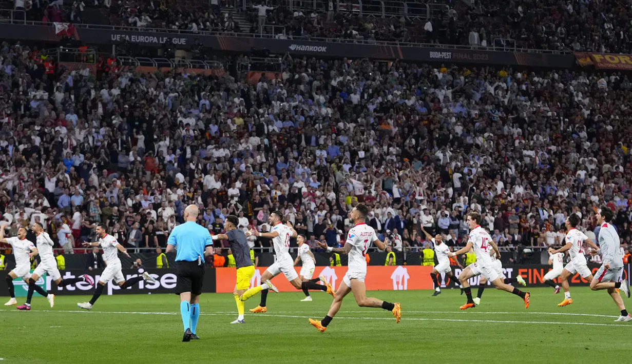 <p>Keberuntungan memihak Sevilla. Empat algojo mereka yakni Ocampos, Erik Lamela, Rakitic dan Gonzalo Montiel semuanya sukses menjalankan tugasnya dengan baik. Sedangkan dua algojo AS Roma yakni Mancini dan Ibanez gagal. Cuma Bryan Cristante yang sukses. Sevilla pun keluar sebagai juara Liga Europa. (AP Photo/Petr David Josek)</p>