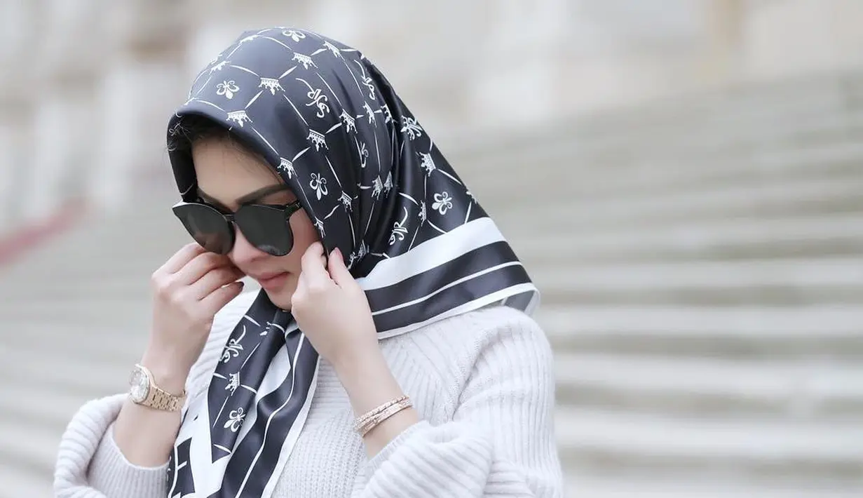 Dengan caption 'The Beauty Of My Black Signature', Syahrini menyapa penggemar di waktu sahur melalui Instagramnya. (Liputan6.com/Instagram/@princessyahrini)
