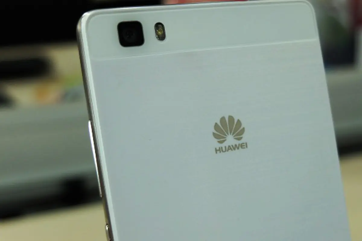 Sisi Atas Bodi Huawei P8 Lite Tampak Belakang