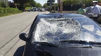Mobil dengan kaca pecah yang terlibat dalam insiden kecelakaan dengan Nicky Hayden pada Rabu (17/5/217) di Rimini, Italia. (EPA/Tommaso Torri)
