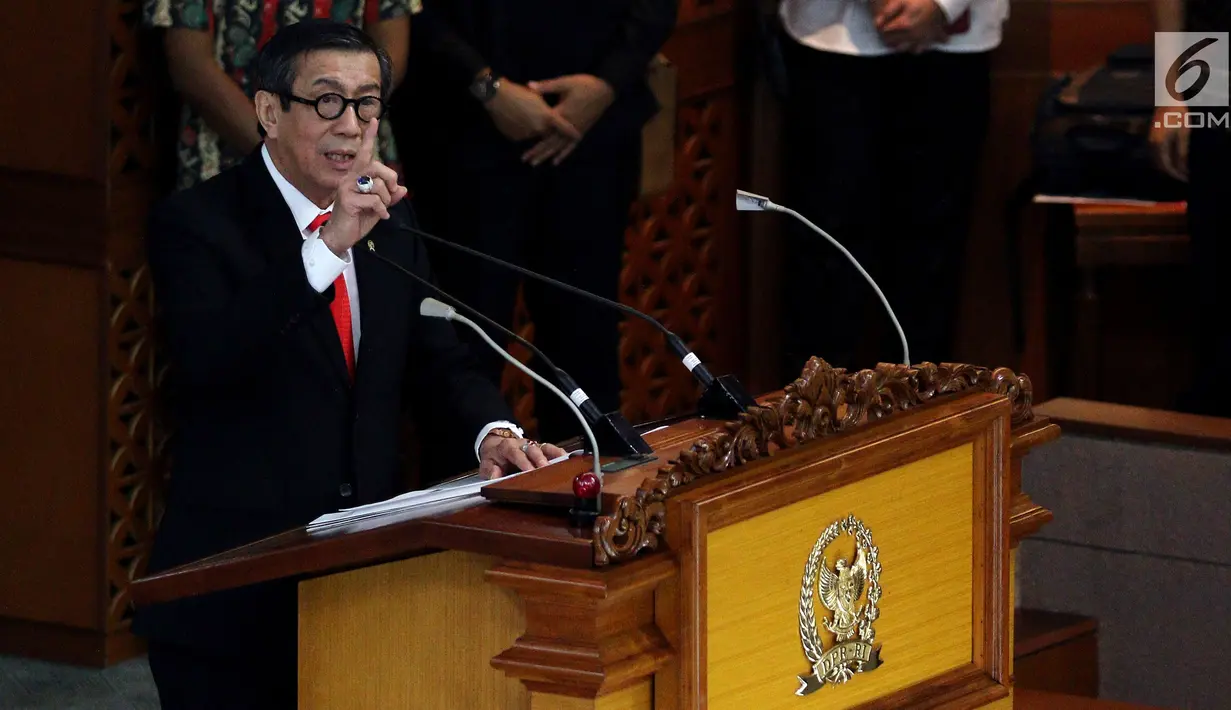 Menkumham Yasonna Laoly menyamppaikan pandangan akhir pemerintah saat Rapat Paripurna di Jakarta, Jumat (25/5). Rapat Paripurna DPR resmi menyetujui RUU Nomor 15 Tahun 2003 tentang Terorisme menjadi UU. (Liputan6.com/JohanTallo)