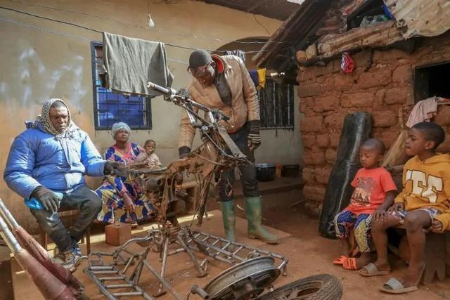 Motor raksasa yang jadi sumber kehidupan di Kamerun. (AFP)