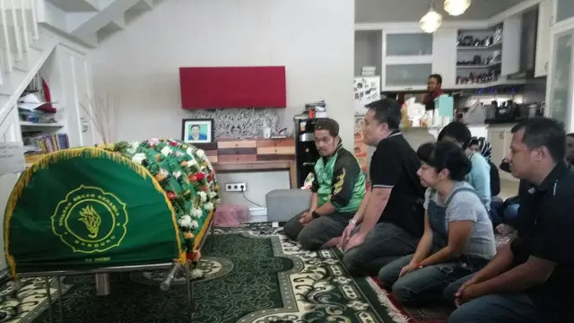 [Bintang] Suasana Sholat Jenazah Oon