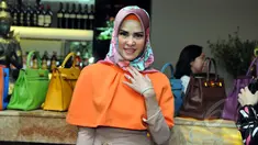 Selebriti sekaligus sosialita Angel Lelga saat ditemui di Plaza Senayan, Jakarta, Jumat (10/4/2015). (Liputan6.com/Panji Diksana)