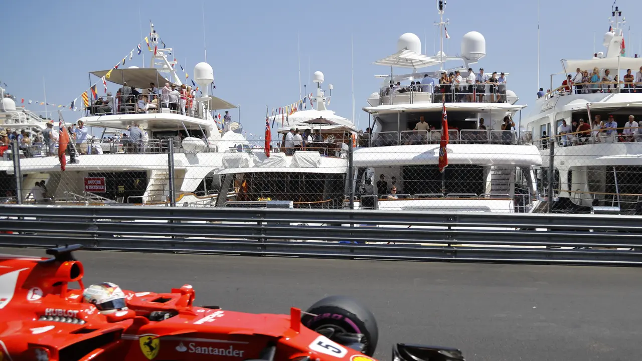 Pembalap Ferrari, Sebastian Vettel, menjuarai GP Monaco 2017, Minggu (28/5/2017). Dia unggul atas Kimi Raikkonen dan Daniel Ricciardo. 