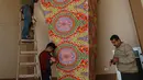 Sejumlah pria embuat lentera Ramadan tradisional di Kota Khan Younis, Jalur Gaza selatan (19/4/2020). Jelang Ramadan, warga Palestina membeli lentera beraneka warna, yang dikenal sebagai fanoos dalam bahasa Arab, untuk anak-anak mereka atau sebagai hiasan di rumah. (Xinhua/Rizek Abdeljawad)