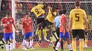 Pemain Belgia, Michy Batshuayi dan Romelu Lukaku merayakan gol saat melawan Kosta Rika pada laga uji coba di King Baudouin stadium, Brussels, (11/6/2018). Belgia menang 4-1. (AP/Geert Vanden Wijngaert)