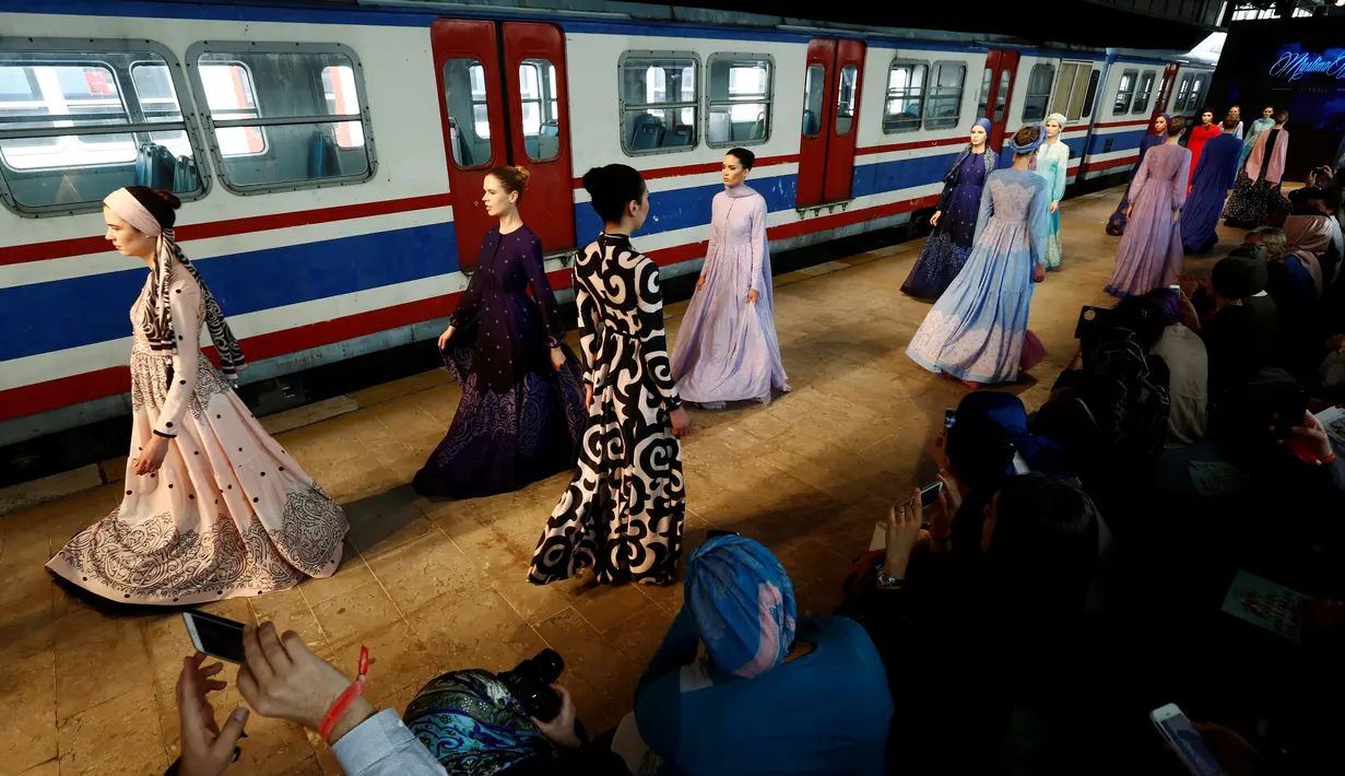 Sejumlah model berlenggang membawakan busana muslim khas Turki selama Istanbul Modest Fashion Week di stasiun kereta api Haydarpasa di Istanbul, Turki 13 Mei 2016. (REUTERS / Murad Sezer)