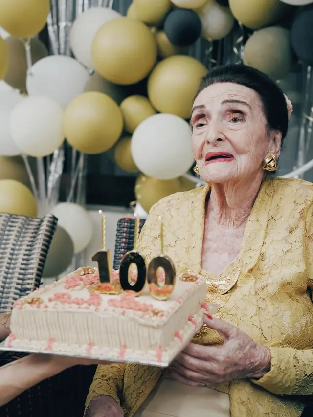 Perayaan ulang tahun nenek Sharena Delon ke-100. [Foto: Instagram/mrssharena]