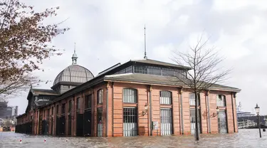 Pasar ikan terendam air banjir setelah badai di Hamburg, Jerman, Minggu (30/1/2022).Badai musim dingin yang kuat melanda Eropa utara selama akhir pekan. (Daniel Bockwoldt/dpa via AP)