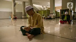Sejumlah jemaah membaca Al-Quran di Masjid At- Taqwa, Jakarta, Rabu (14/4/2021). Bulan Ramadhan umat muslim banyak menghabiskan waktu untuk tadarus Al Quran baik siang hari dan malam hari. (Liputan6.com/Faizal Fanani)