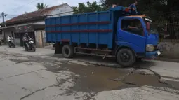 Kerusakan terjadi akibat seringnya kendaraan berat pengangkut material melewati jalan tersebut. (merdeka.com/Arie Basuki)
