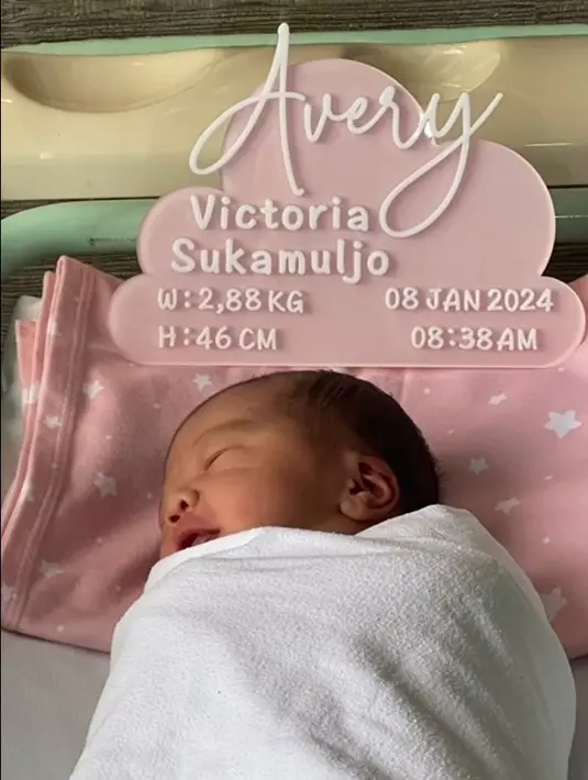 Valencia melahirkan anak pertamanya pada 08 Januari 2024. Kelahiran bayi mungil yang diberi nama Avery Victoria Sukamuljo itu juga bertabur angka delapan yang jadi perlambang keberuntungan. Bayi mungil dan cantik itu lahir pada Senin (8/1) pukul 08.38 pagi.  Avery lahir dengan berat 2,88 kg dan panjang 46 cm. [Instagram/liliana_tanoesoedibjo]