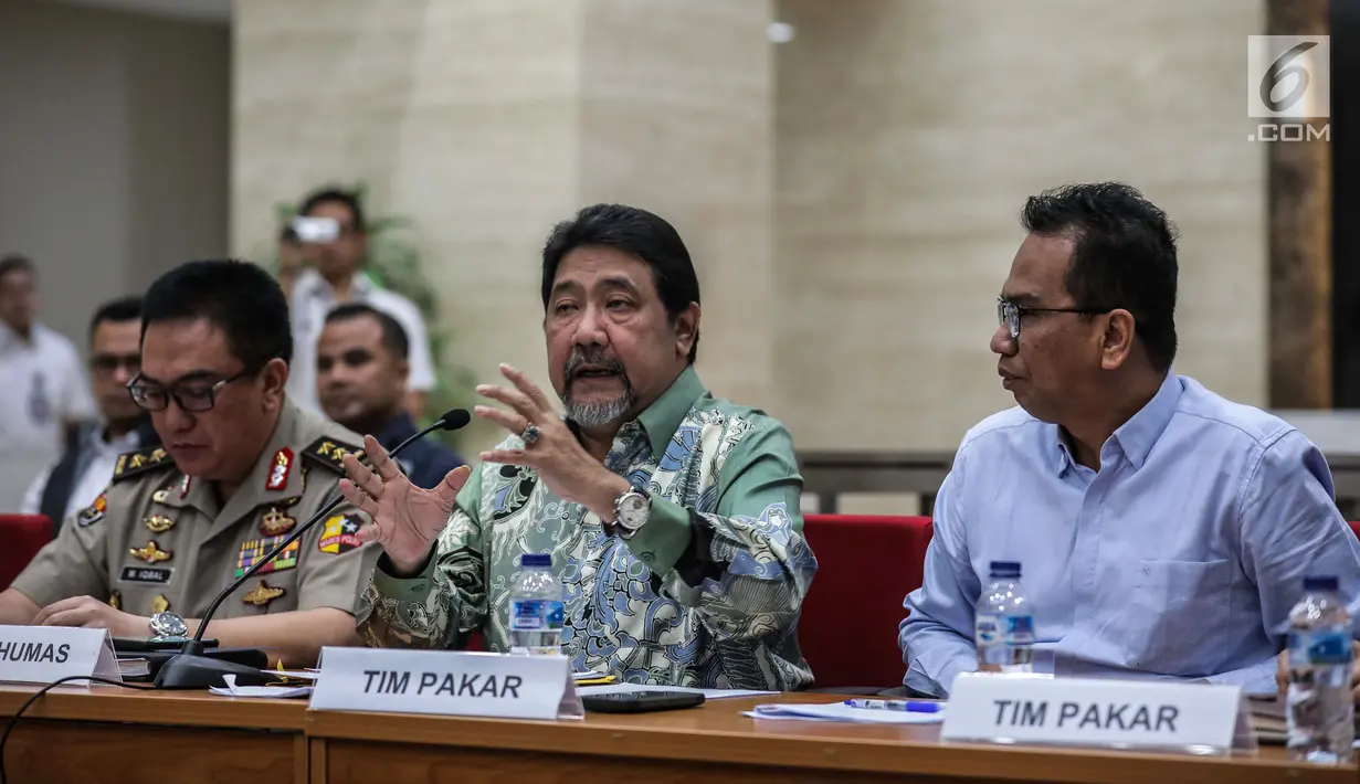 Tim Pakar kasus Novel Baswedan, Hendardi memberi keterangan saat konferensi pers di Mabes Polri, Jakarta, Rabu (17/7/2019). TGPF menduga kuat teror air keras kepada penyidik senior KPK tersebut dipicu oleh kasus-kasus yang sebelumnya ditangani. (Liputan6.com/Faizal Fanani)