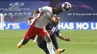 Striker Paris Saint-Germain (PSG), Kylian Mbappe, duel udara dengan pemain RB Leipzig, Nordi Mukiele, pada laga semifinal Liga Champions di Stadion The Luz, Rabu (19/8/2020). PSG menang dengan skor 3-0. (David Ramos/Pool via AP)