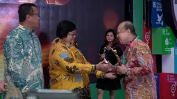 Direktur Utama PT Pupuk Kaltim, Bakir Pasaman menerima penghargaan Proper Emas pada ajang Penghargaan Anugerah PROPER 2018 di Jakarta, Kamis (27/12). Penghargaan diserahkan oleh Menteri Lingkungan Hidup dan Kehutanan Siti Nurbaya. (Liputan6.com/HO/Ines)