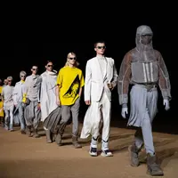Dior pada [4/12] melangsungkan fashion show di Kairo, Mesir dengan latar Piramida Agung Giza.