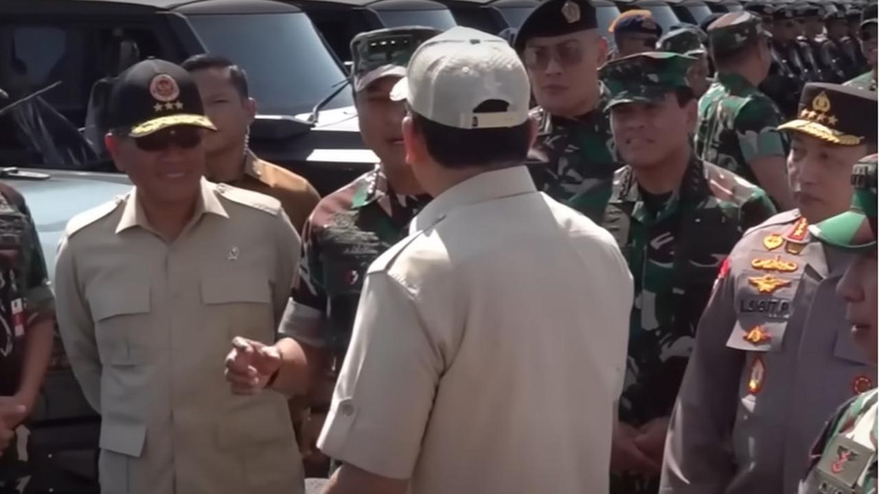 Kejutan Sosok Letkol Berseragam Loreng Temani Menhan Serahkan Maung ke Panglima-Kapolri