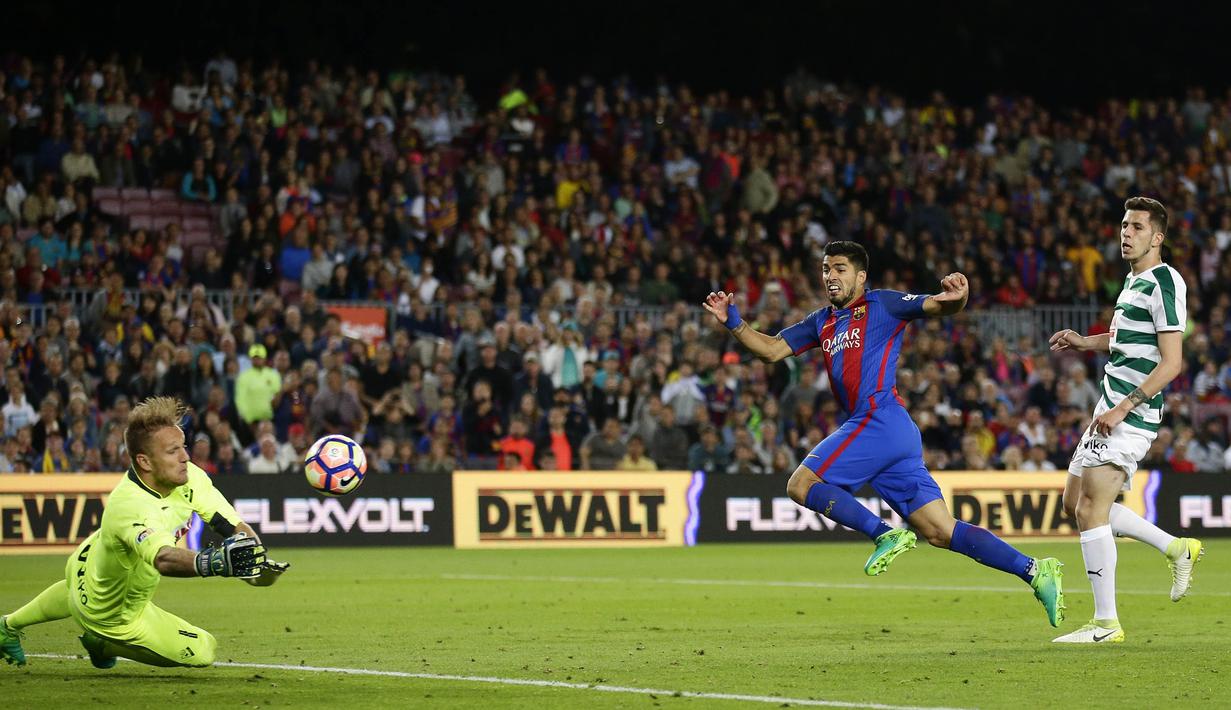 Kiper Eibar, Yoel, berusaha menghalau tendangan striker Barcelona, Luis Suarez pada laga pekan terakhir La Liga di Camp Nou, Minggu (21/5/2017). Barcelona menang 4-2. (AP/Manu Fernandez)