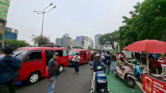 Massa demo 28 Oktober padati depan Gedung UOB