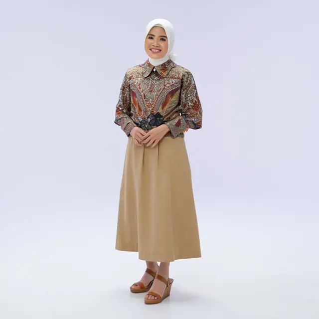 Model Atasan Batik Wanita Elegan Dipadu Dengan Rok Polos Tren 2025/Ilustrasi AI