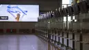 Aktivitas Bandara Ben Gurion yang sepi di Lod, Israel, Selasa (26/1/2021). Bandara internasional utama Israel itu tampak kosong setelah pemerintah menyetujui penutupan selama seminggu untuk mencegah penyebaran varian baru virus corona. (AP Photo/Oded Balilty)