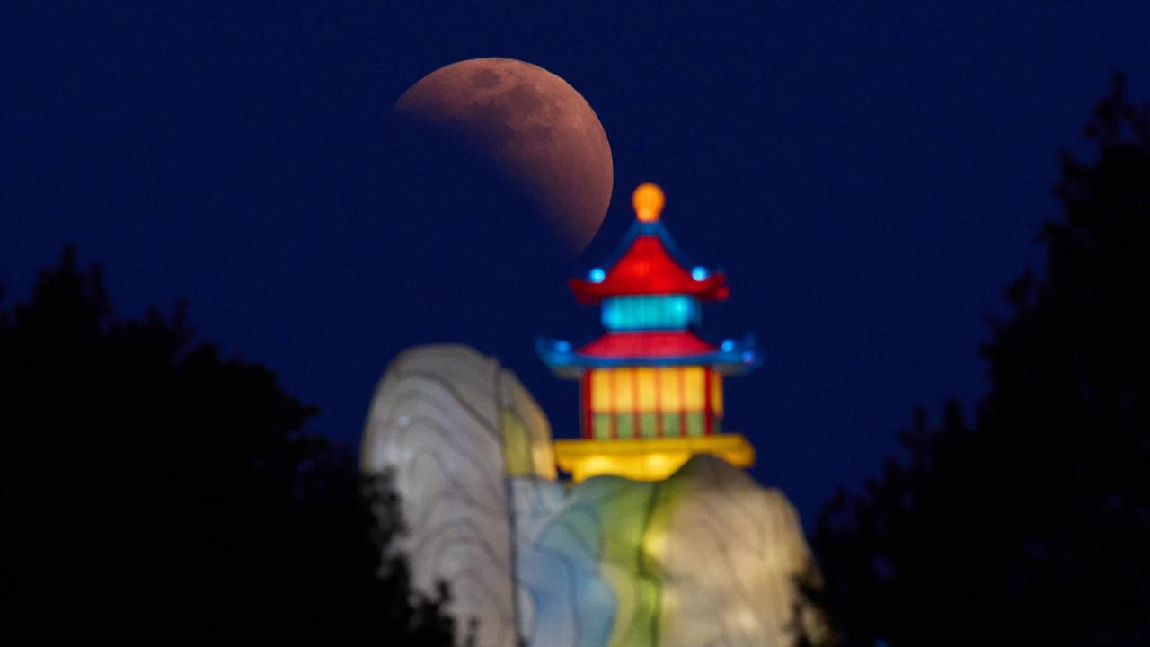 FOTO: Gerhana Bulan Total Hiasi Langit Dunia dengan Fenomena Bulan Darah