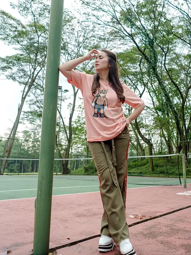 Tampil Modis, Ini 6 Gaya Momo Geisha Lakukan Pemotretan di Tempat Tak Biasa
