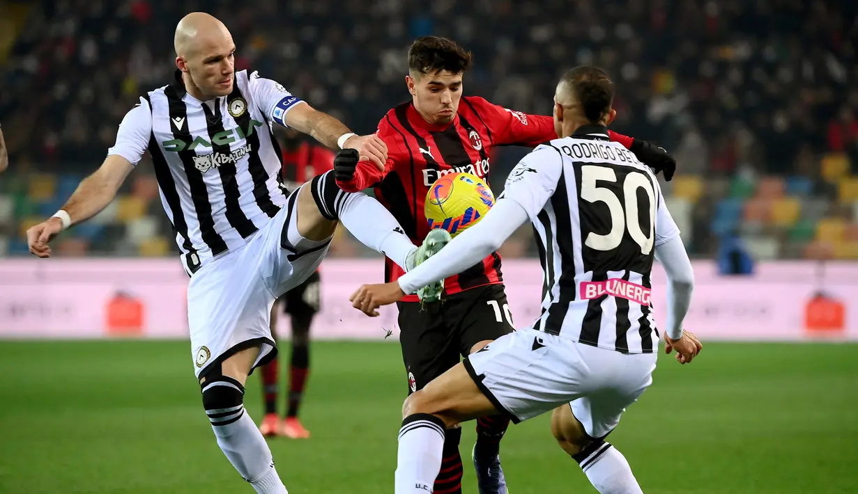 Usai tertinggal, AC Milan berupaya mencetak gol balasan. Brahim Diaz mendapat peuang pada menit ke-43. Sayang, tembakannya masih melayang di atas mistar gawang Marco Silvestri. (AFP/Marco Bertorello)