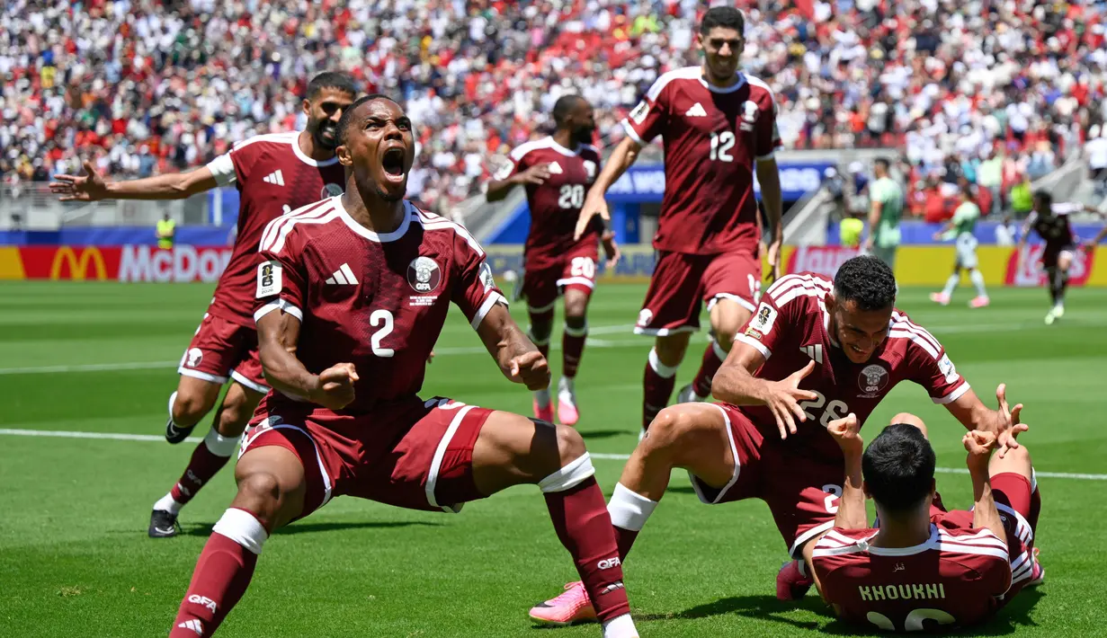 Para pemain Qatar merayakan gol ke gawang Swiss pada matchday pertama Grup B Piala Dunia 2026 di Levi's Stadium, Santa Clara, Minggu (14/6/2026) dini hari WIB. (AP Photo/Eakin Howard)