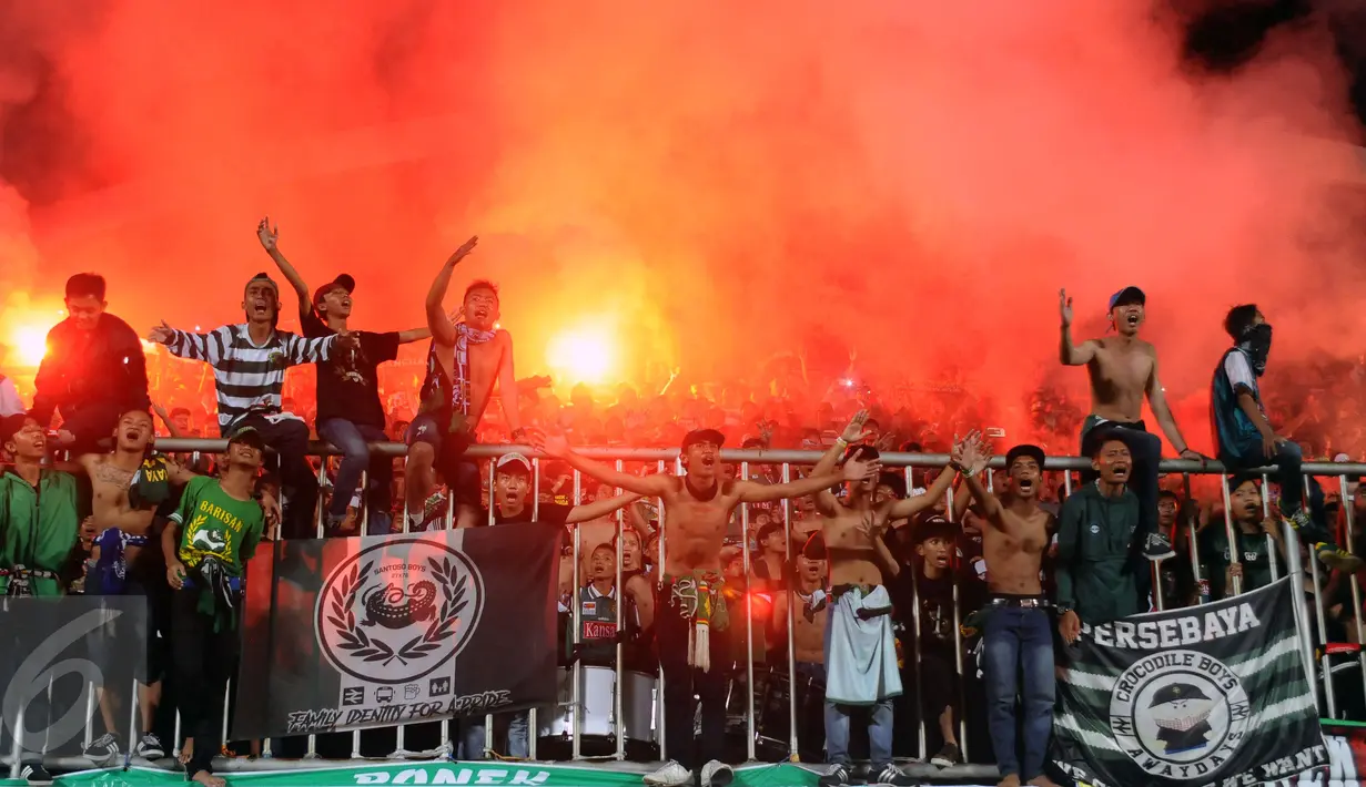 Suporter tim Bajul Ijo bernyanyi dan menyalakan suar usai menyaksikan laga penyisihan Dirgantara Cup 2017 antara Persebaya melawan Cilegon Utd di Stadion Maguwoharjo, Sleman, Sabtu (4/3). Persebaya kalah 1-2. (Liputan6.com/Helmi Fithriansyah)