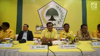 Ketua Harian Golkar, Nurdin Halid dan jajaran petinggi partai menggelar rapat pleno di kantor DPP Golkar, Jakarta, Selasa (21/11). Rapat digelar sebagai sikap atas penahanan Setya Novanto, yang menjadi tersangka kasus e-KTP. (Liputan6.com/Angga Yuniar)