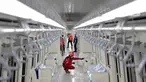 Petugas mengecek kesiapan gerbong kereta listrik saat uji coba di stasiun LRT TMII, Jakarta, Rabu (11/11/2020). Tes dilakukan mulai dari uji kelayakan hingga kebisingan. Ditargetkan LRT Jabodebek beroperasi pertengahan 2022. (Liputan6.com/Faizal Fanani)