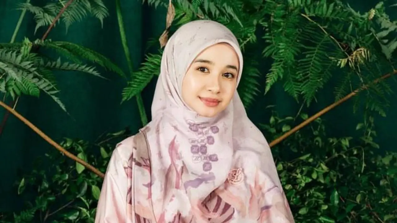 6 Gaya Laudya Cynthia Bella yang Selalu Pancarkan Pesona Anggun dalam Balutan Hijab Syar’i