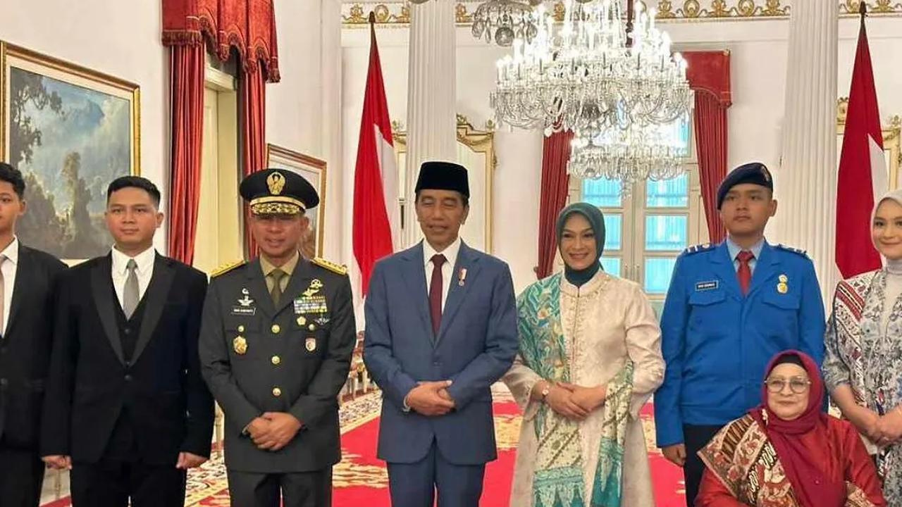 Saat acara pelantikan, sang istri terlihat mengenakan busana perpaudan warna putih dan hijau. Penampilannya pun tampak begitu elegan dan memukau. <br>