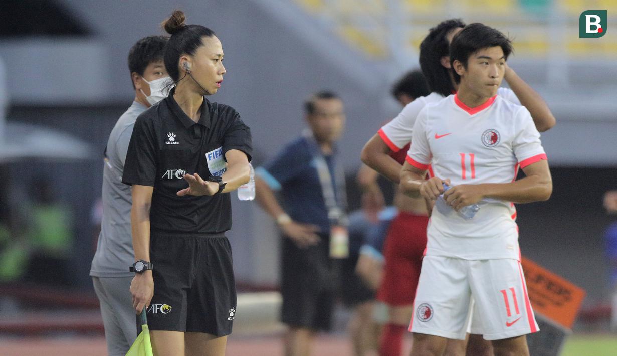 Oh Hyeon-jeong ditemani asisten wasit satu, Kim Kyoung Min yang tampil enerjik di garis pinggir lapangan.(Bola.com/Ikhwan Yanuar)