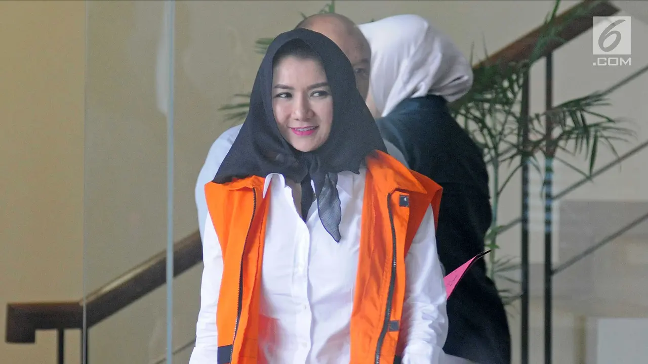 Berkerudung Hitam, Bupati Cantik Rita Widyasari Kembali Diperiksa KPK